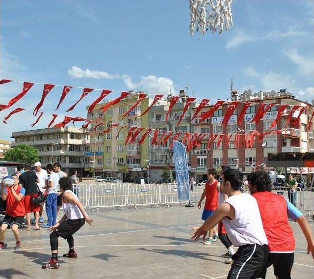 Gençlerden Aydın’da Sokak Basketbol Şöleni