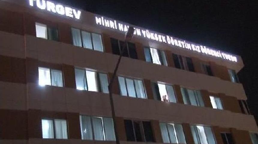 Başbakan Davutoğlu'ndan T&uuml;rgev'in Yurduna Geceyarısı Ziyareti