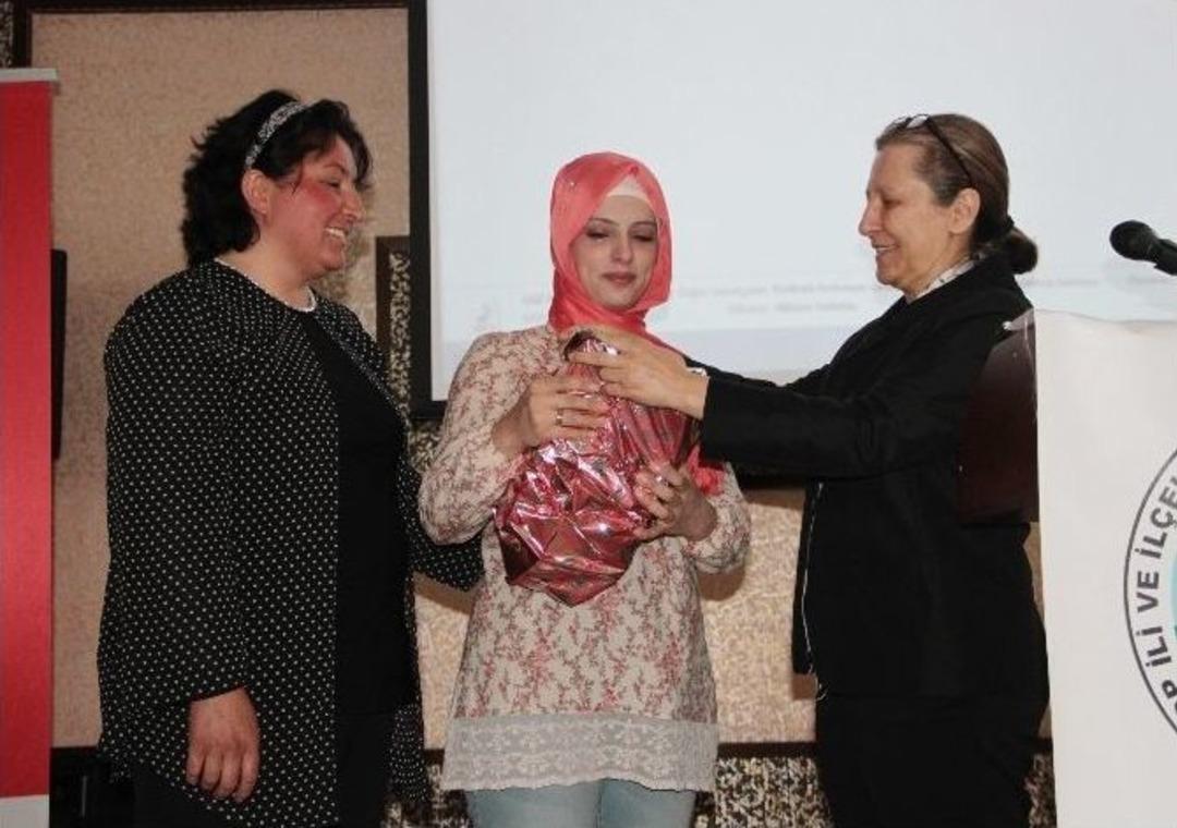 Ak Parti Milletvekili Adayı Alev Dedegil, Yılın Annesine Hediyesini Verdi