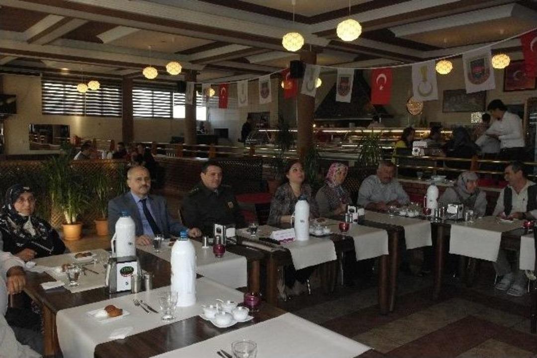 Anneler G&uuml;n&uuml;&rsquo;nde Şehit Anneleri Unutulmadı