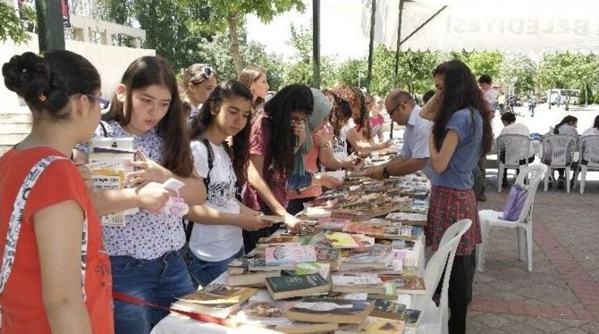 Salihli&rsquo;de 3 Bin Kitap Takas Edildi