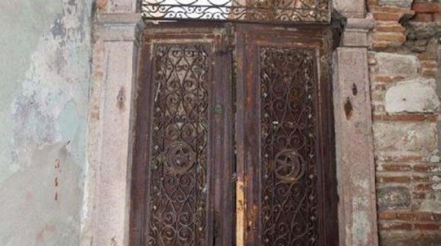 Tarihi Kapılar &Ccedil;alınıyor, Yeri Duvar Oluyor