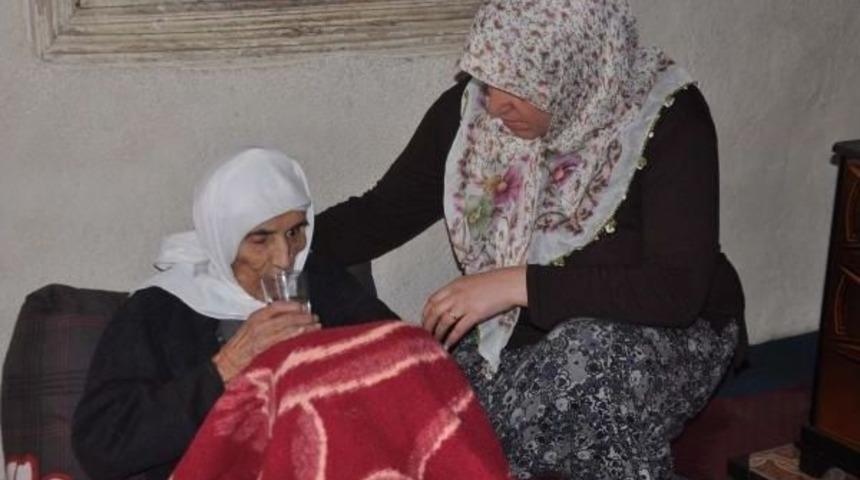 110 Yaşındaki Kayınvalidesine Bakan Gelin Bitlis'te 'yılın Annesi' Se&ccedil;ildi