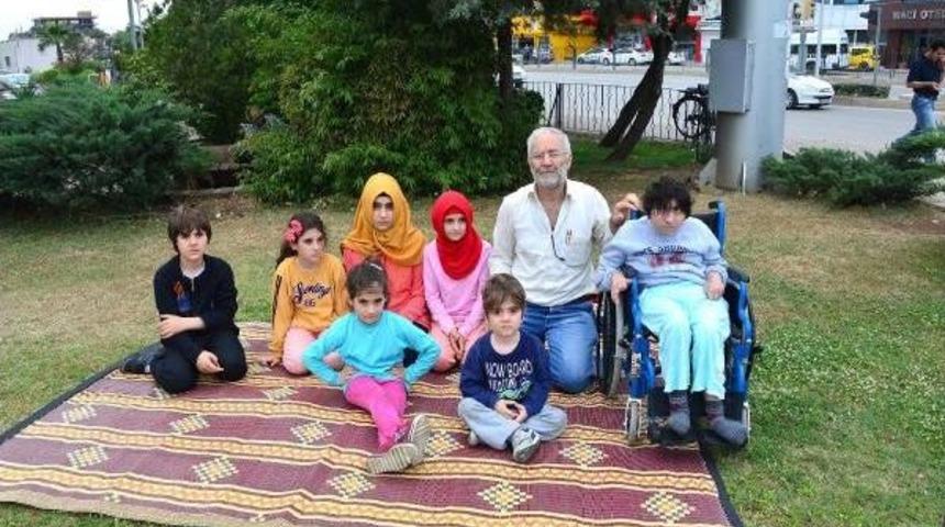 Işid'e Katılan Oğlunun D&ouml;nmesi I&ccedil;in Oturma Eylemi Başlattı