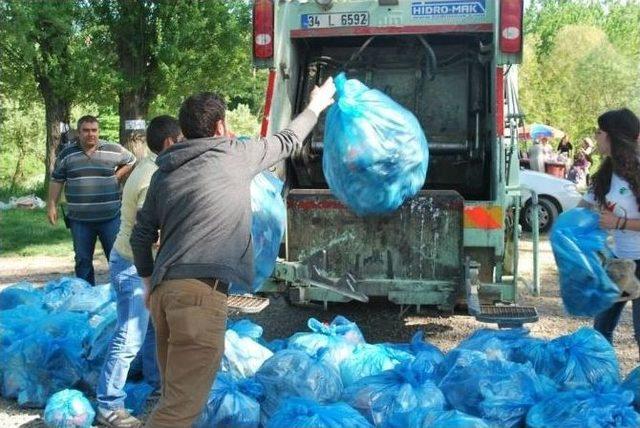 Öğrenciler Temiz Çevre İçin Çöp Topladı