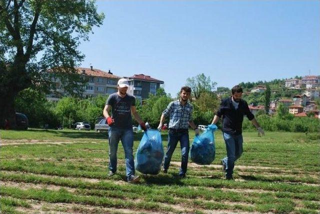 Öğrenciler Temiz Çevre İçin Çöp Topladı