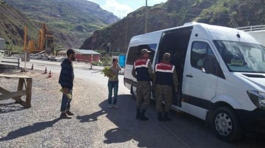 Jandarmanın Kontrol Noktası Ge&ccedil;im Kaynağı Oldu