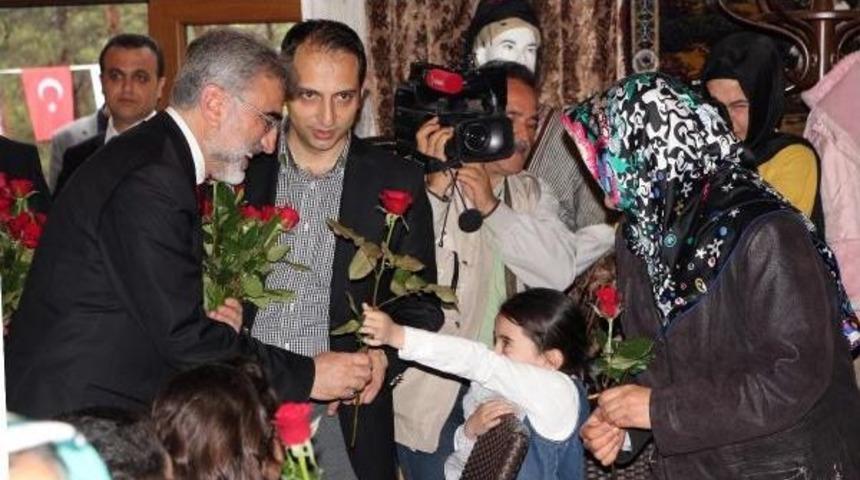Bakan Yıldız Kahramanmaraş'ta Annelerle Buluştu