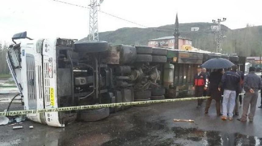 Yola Savrulan Yeşil Variller Paniğe Neden Oldu