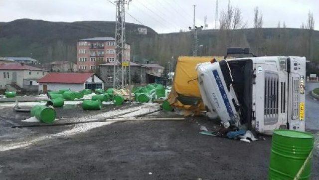 Yola Savrulan Yeşil Variller Paniğe Neden Oldu