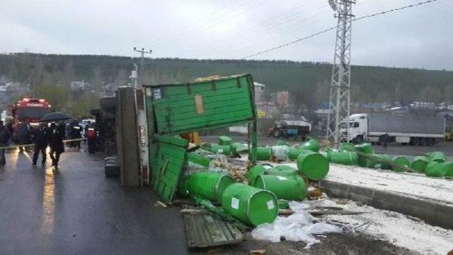 Yola Savrulan Yeşil Variller Paniğe Neden Oldu