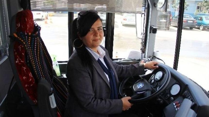 3 &Ccedil;ocuk Annesi Kadına &rsquo;yılın Şof&ouml;r&uuml;&rsquo; &Ouml;d&uuml;l&uuml;