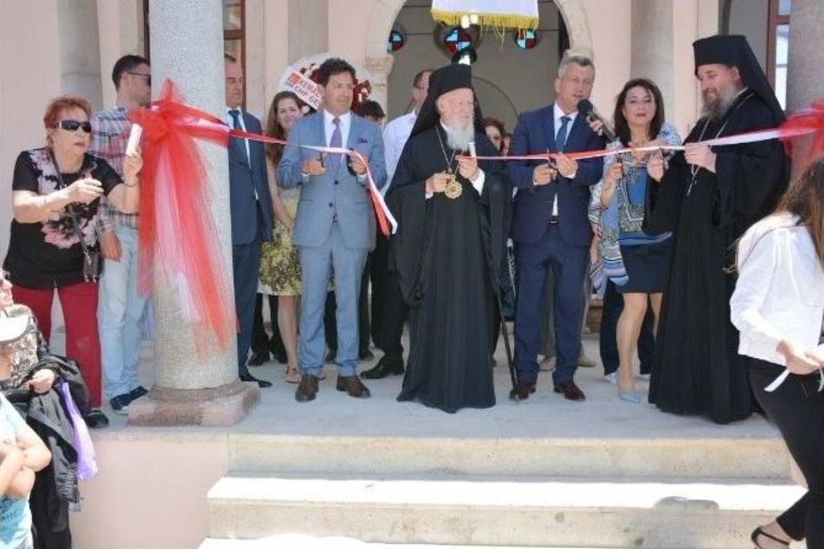 Ezan Sesi Eşliğinde Kilise A&ccedil;ılışı