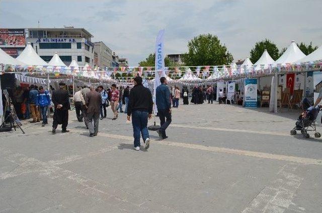 Misafir Öğrenciler Ülkelerini Ve Kültürlerini Malatyalılara Tanıttı