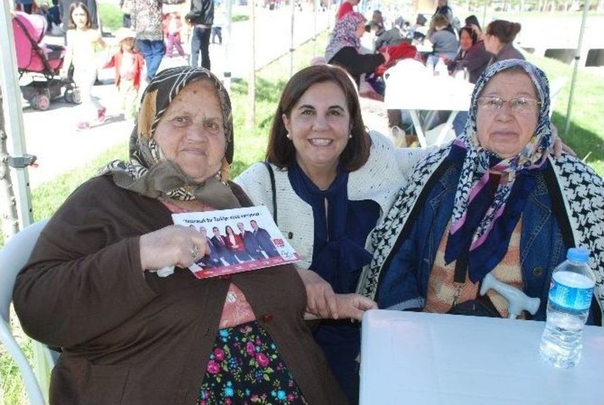 Chp Milletvekili Adayı Usluer Annelerle Birlikte Alkışladı