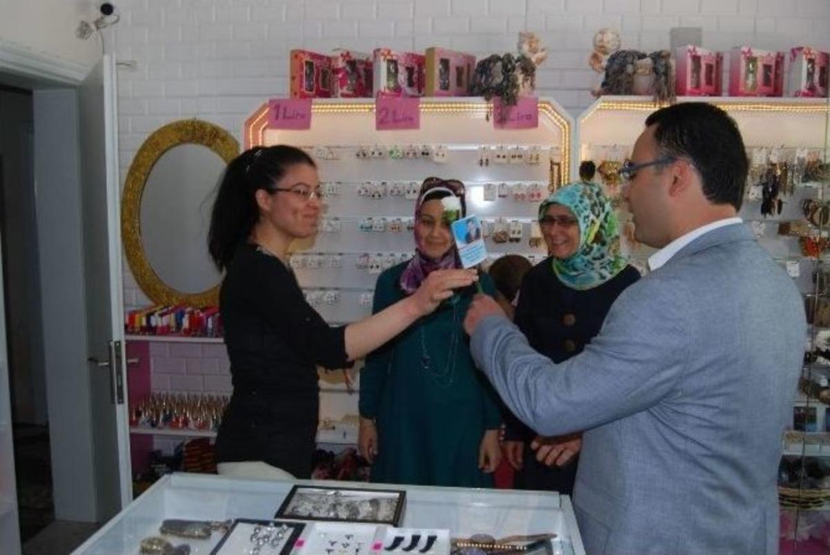 Ak Parti Kula, Anneler G&uuml;n&uuml;&rsquo;nde G&uuml;l Dağıttı