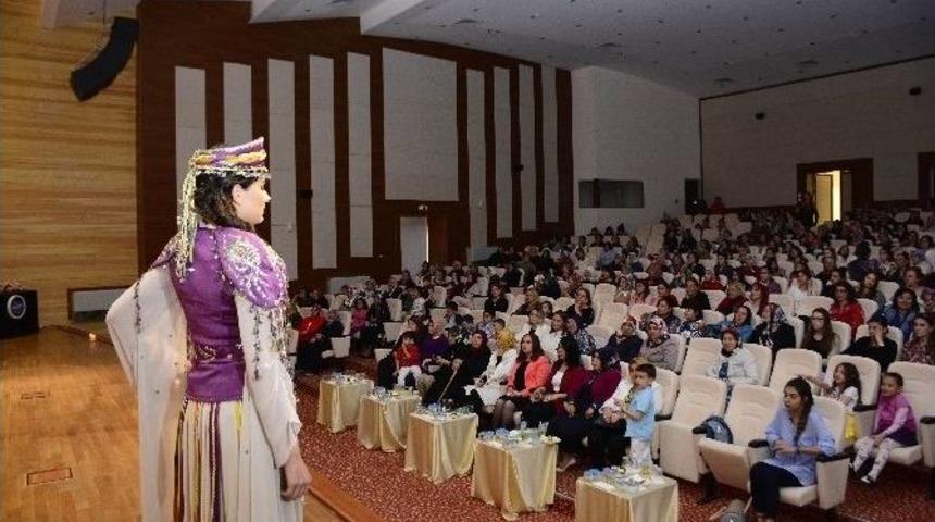 Kazan&rsquo;da Kınalı Gelin Defilesi