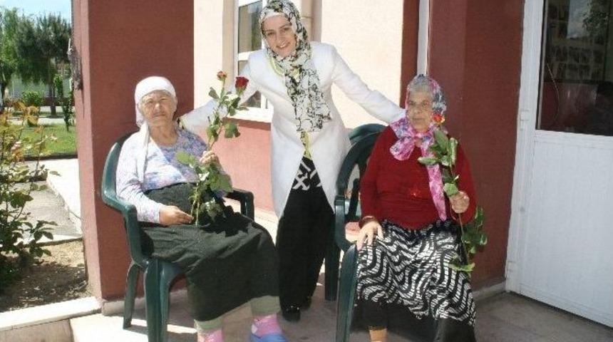 Saadet Partisi Milletvekili Adayı &Ouml;zmekik&rsquo;ten Annelere G&uuml;l Hediyesi