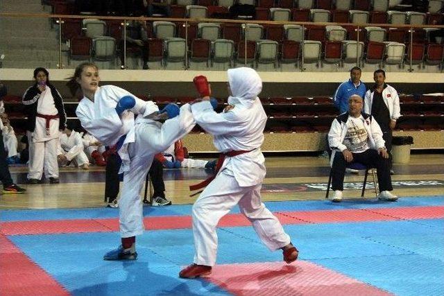 140 Karateci Yalova’da Madalya İçin Mücadele Etti 1