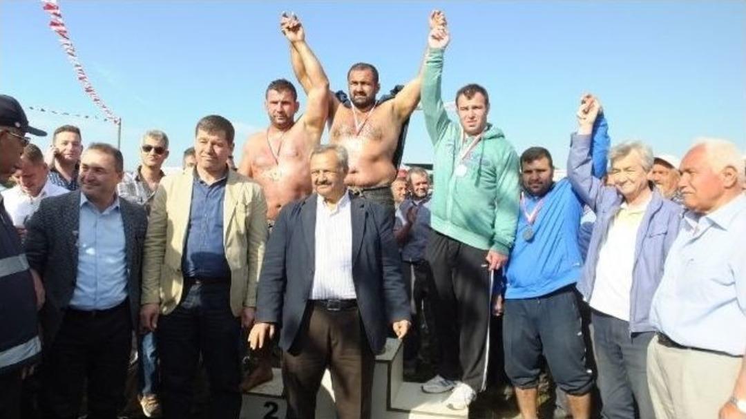 Burhaniye&rsquo;de Yeşil Yeşil İkinci Kez Başpehlivan Oldu