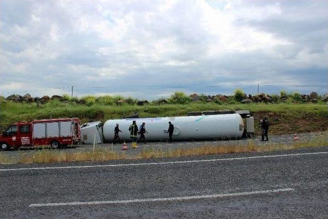 Lpg Y&uuml;kl&uuml; Tanker Devrildi S&uuml;r&uuml;c&uuml; Yaralandı 1