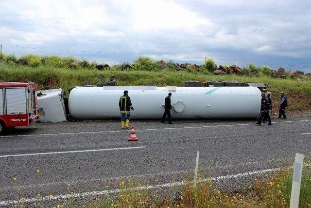 Lpg Y&uuml;kl&uuml; Tanker Devrildi S&uuml;r&uuml;c&uuml; Yaralandı 2
