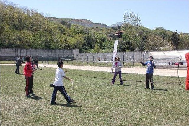 Anneler Bilek Güreşi Yaptı