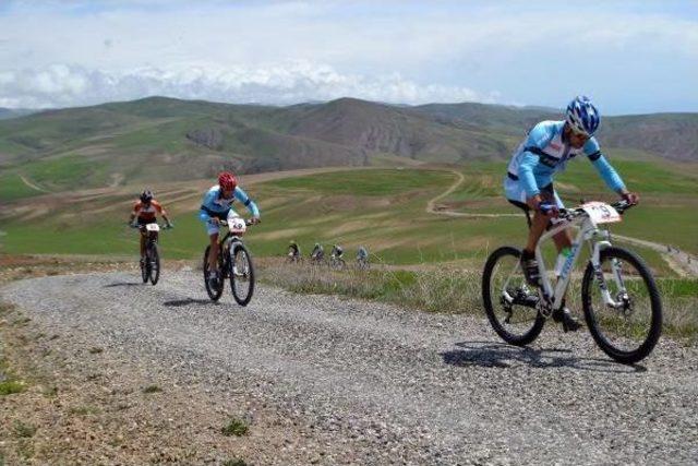 Bitlis'teki Dağ Bisikleti Yarışları Sona Erdi