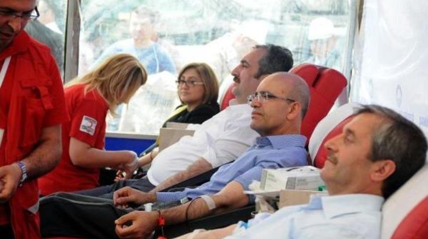 Bakan Şimşek Kan Bağışı Yaptı