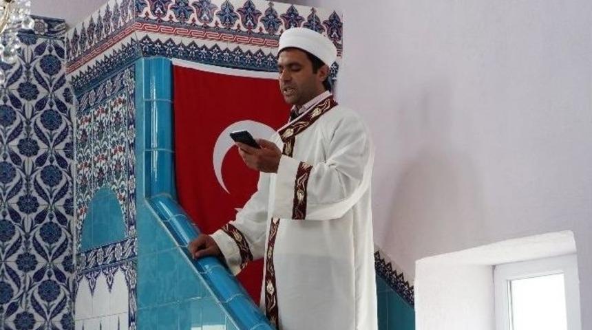 Teknolojik İmam Hutbelerini Telefondan Okuyor