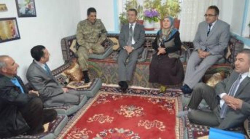 G&uuml;r&uuml;n Kaykamamı &Ouml;zdemir, Şehit Annelerini Ziyaret Etti