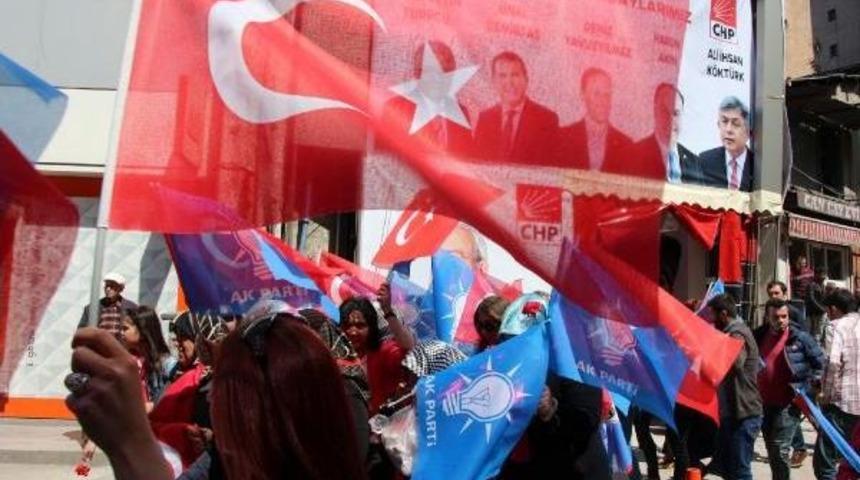 Ak Partili Milletvekili Adayları Chp&rsquo;Lilere Karanfil Verdi
