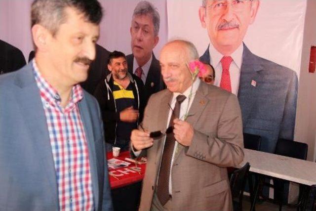 Ak Partili Milletvekili Adayları Chp’Lilere Karanfil Verdi