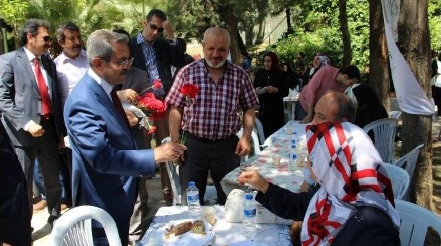 &Uuml;n&uuml;var&rsquo;dan Annelere Karanfilli Kutlama