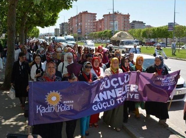 Şenlik Havasında Anneler Günü Kutlaması