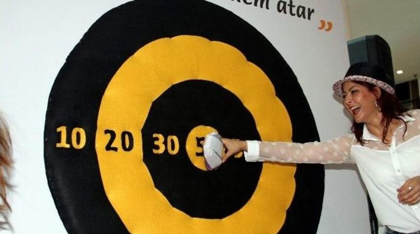 Annelerin "en İyi Terliği Ben Fırlatırım" Yarışması