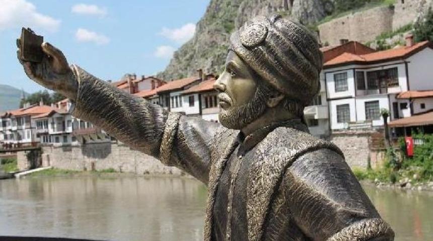 'selfie' &Ccedil;eken Şehzade Heykelinin Telefonunu Kırdılar