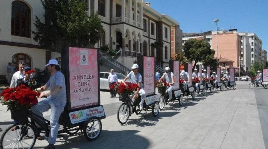 Şehzadeler Belediyesi Annelere Bisikletlerle G&uuml;l Dağıttı