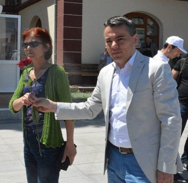 Şehzadeler Belediyesi Annelere Bisikletlerle G&uuml;l Dağıttı 1