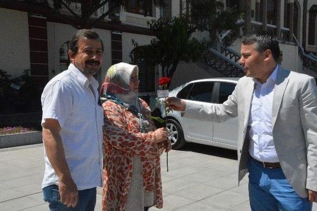 Şehzadeler Belediyesi Annelere Bisikletlerle G&uuml;l Dağıttı 2