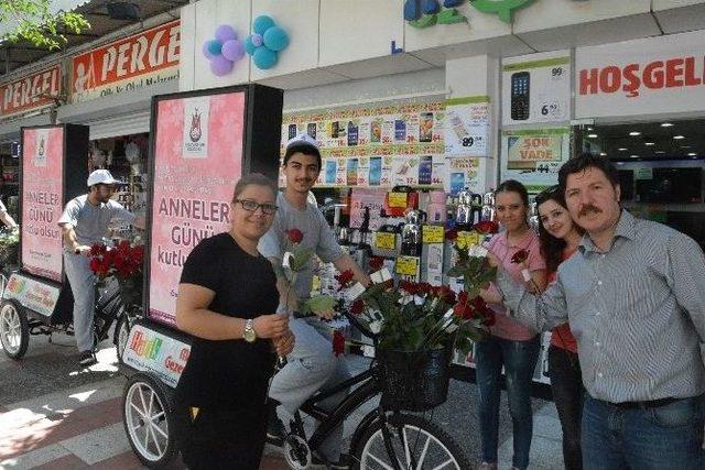 Şehzadeler Belediyesi Annelere Bisikletlerle G&uuml;l Dağıttı 3