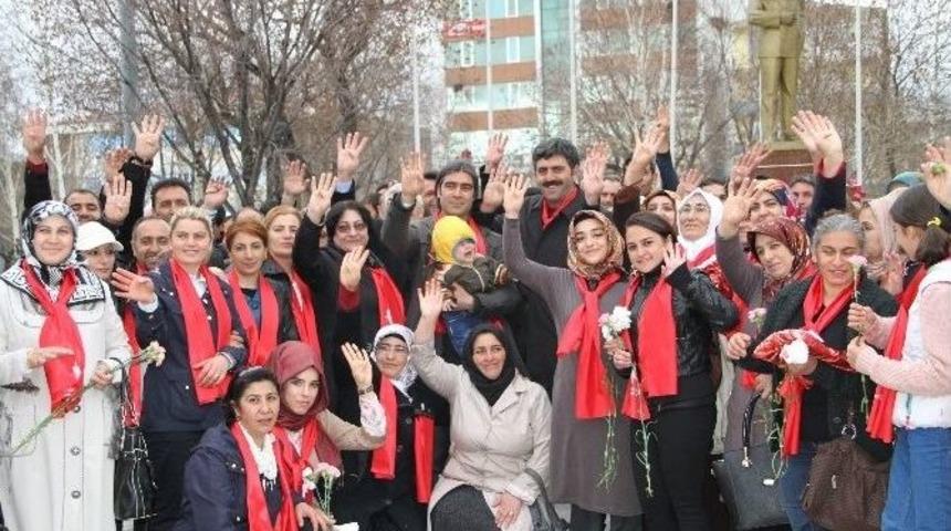 Ak Kadınlar Anneler G&uuml;n&uuml;nde Kadınlara Karanfil Dağıttı