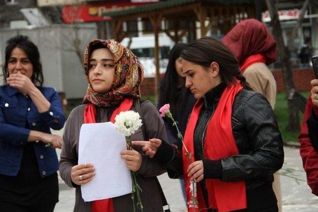 Ak Kadınlar Anneler G&uuml;n&uuml;nde Kadınlara Karanfil Dağıttı 1
