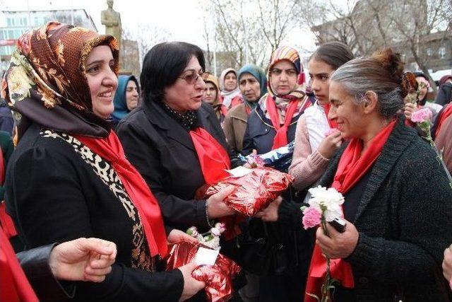 Ak Kadınlar Anneler G&uuml;n&uuml;nde Kadınlara Karanfil Dağıttı 2