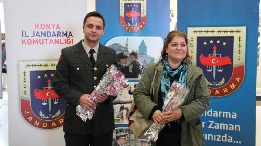 Konya&rsquo;da Jandarma&rsquo;dan Annelere Karanfil