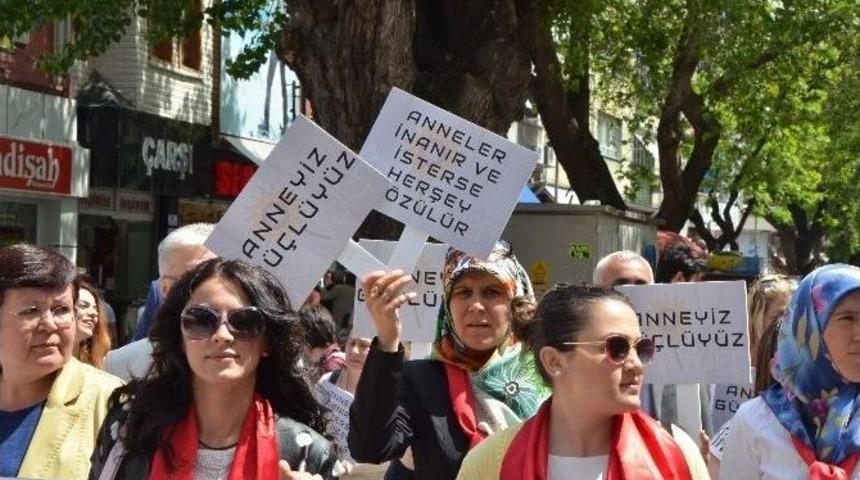 Ak Parti&rsquo;den Annelere Karanfil