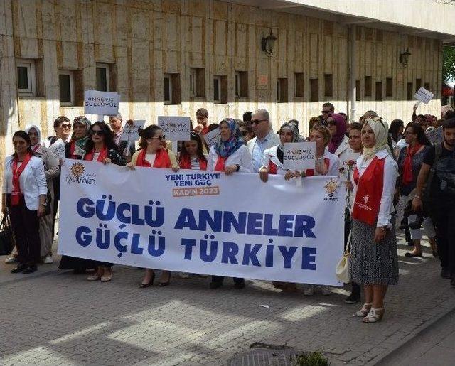 Ak Parti&rsquo;den Annelere Karanfil 1