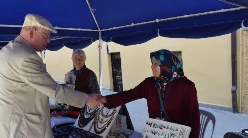 Başkan Kurt, Annelere Begonya Dağıttı