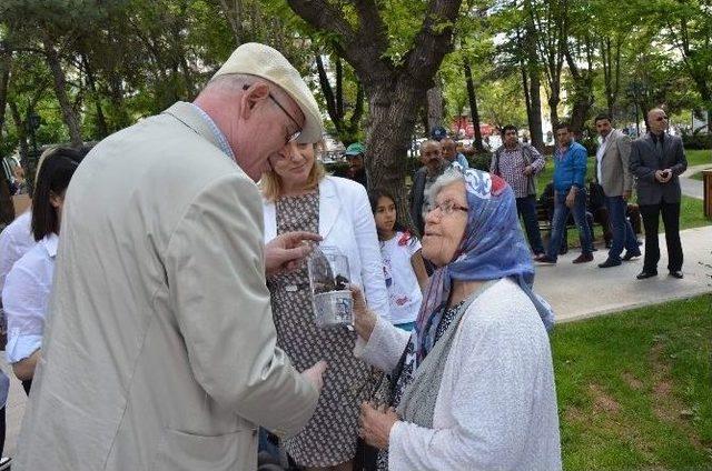 Başkan Kurt, Annelere Begonya Dağıttı 1