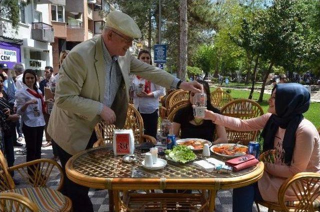 Başkan Kurt, Annelere Begonya Dağıttı 3